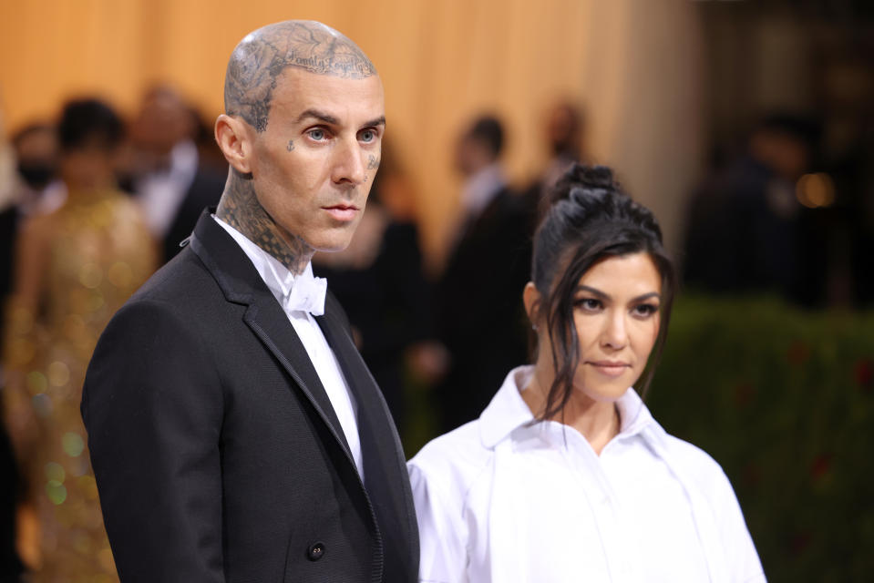 Travis Barker y su esposa Kourtney Kardashian en la Met Gala. (Photo by John Shearer/Getty Images)