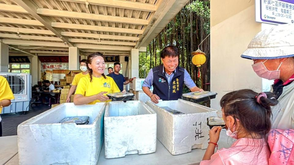 ▲台東市大家長陳銘風(右)，也欣喜走進了東海龍門天聖宮廟埕參與一日蔬食結緣便當發放，捲起袖子和大家一起當一日志工！圖左為東海龍門天聖宮宮主陳柔嫻。(圖/東海龍門天聖宮 提供)