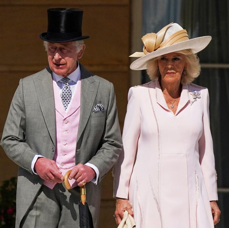 Ο Βρετανός βασιλιάς Κάρολος Γ'.  (L) και η βασίλισσα Camilla της Βρετανίας φιλοξενούν το Sovereign's Creative Industries Garden Party