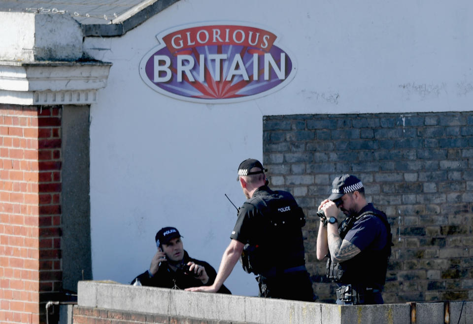 <p>Neben mit Sturmgewehren bewaffneten Polizisten bewachten auch Scharfschützen die Royal Family und die Schaulustigen. (Bild: Getty Images) </p>