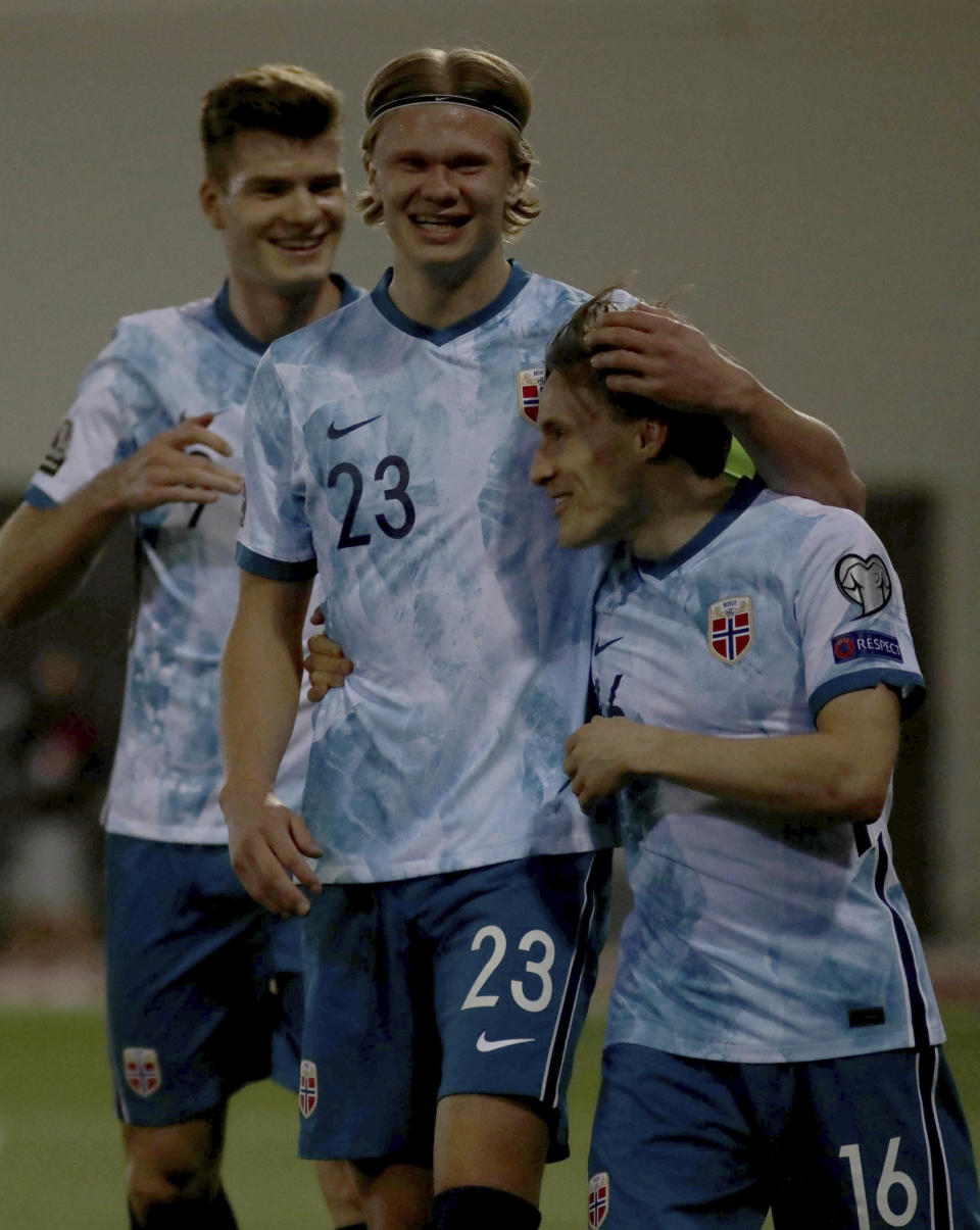 Jonas Svensson, de la selección de Noruega, festeja con sus compañeros tras anotar el tercer tanto ante Gibraltar, el miércoles 24 de marzo de 2021 (AP Foto/Javier Fergo)