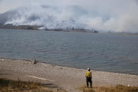 <p>A firefighter surveys the Berry Fire burning off the shore of Jackson Lake in Grand Teton National Park, Wyo., Aug 25, 2016. (AP Photo/Brennan Linsley) </p>