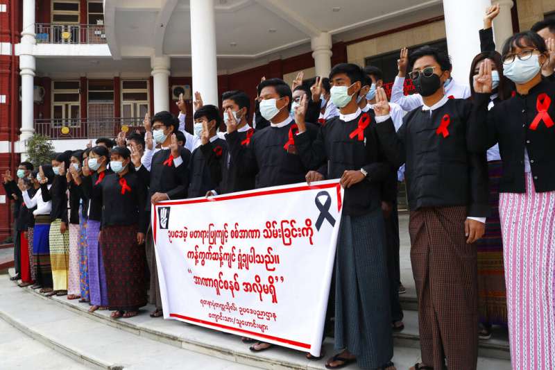 畢業於亞達娜蓬大學的緬甸律師6日發動快閃抗議，譴責軍方發動非法政變。（美聯社）