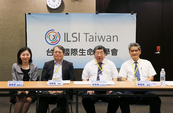 左起ILSI Taiwan交流溝通組凌明沛召集人、北榮臨床毒物與職業醫學科楊振昌主任、台灣海洋大學食品科學系黃登福終身特聘教授、ILSI Taiwan陳陸宏會長。（圖片／社團法人台灣國際生命科學會提供）