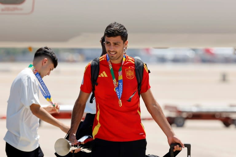 El centrocampista español Rodri desembarca de un avión en el aeropuerto Adolfo Suárez Madrid–Barajas el 15 de julio de 2024 (Óscar del Pozo)