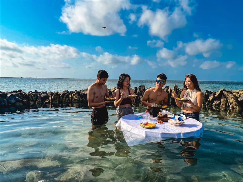 澎湖吉貝島夢幻景點，讓遊客在石滬中享用漂浮早餐。（圖／澎湖國家風景區管理處 提供)