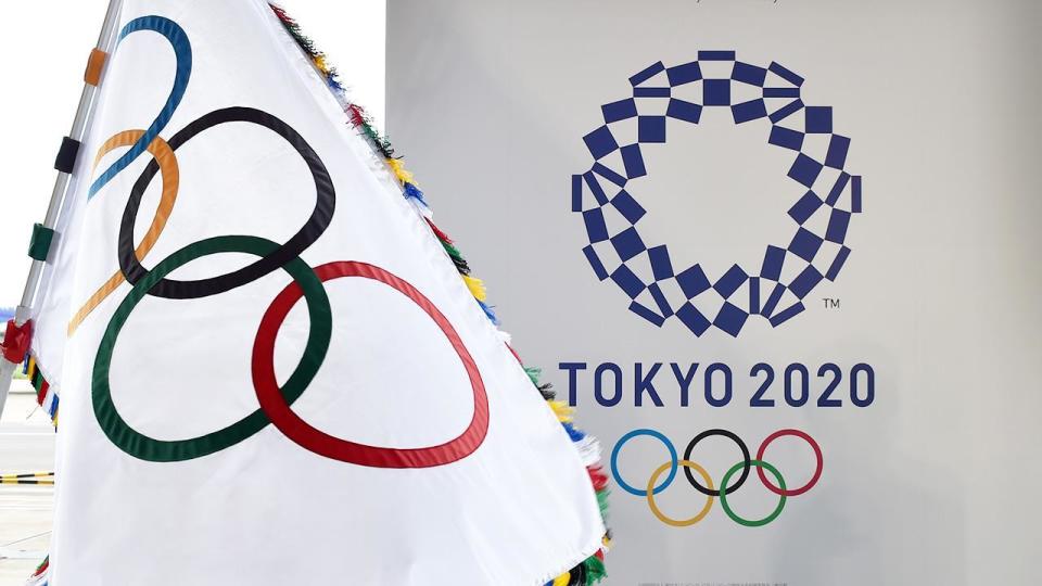 La bandera olímpica y el logotipo de los Juegos Olímpicos de Tokio 2020 se muestran durante la ceremonia oficial de llegada de la bandera. (Foto de KAZUHIRO NOGI/AFP en Getty Images)