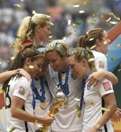 From left, the USA&#39;s Alex Morgan, Lauren Holiday, Abby Wambach and Whitney Engen with the trophy after their victory in the final over Japan in the 2015 FIFA Women&#39;s World Cup at the BC Place Stadium in Vancouver on July 5, 2015 (AFP Photo/Franck Fife )