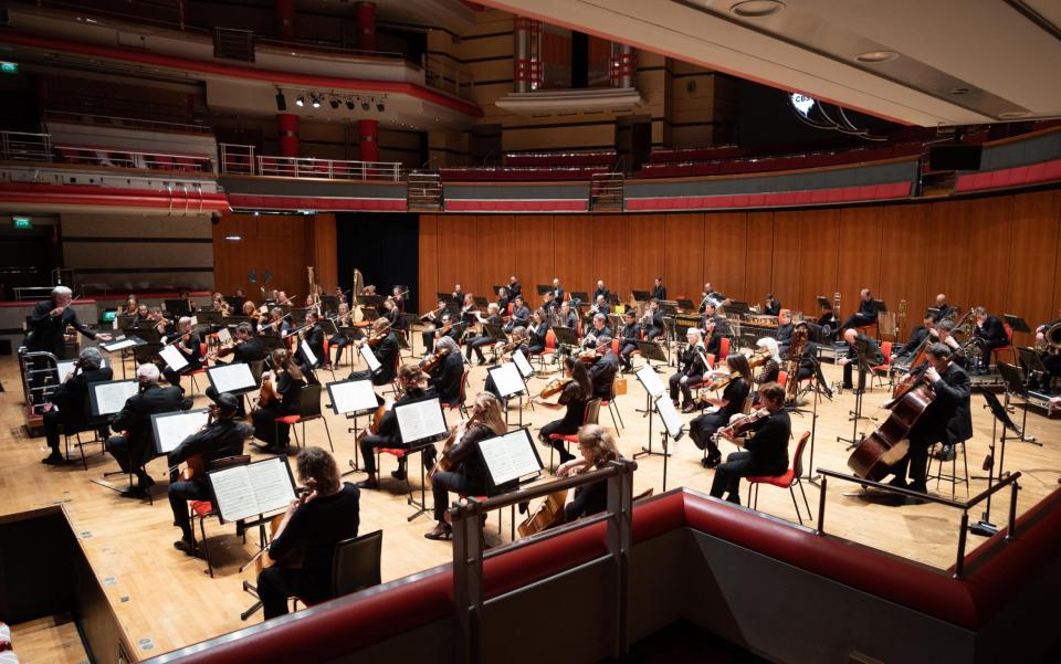 Edward Gardner conducts the CBSO at Birmingham's Symphony Hall - Hannah Blake