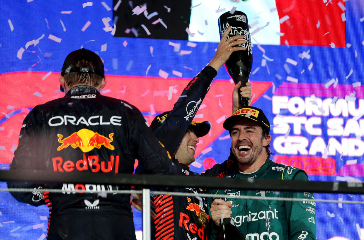 Checo Pérez celebrando su triunfo en Arabia Saudita. (REUTERS/Ahmed Yosri)