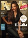 Recientemente vimos a la estrella como protagonista de la portada de People en Español, imagen que generó polémica. Algunos internautas criticaron a Rosalía por su piel demasiado oscura y la acusaron de <em>blackfishing</em>, o lo que es lo mismo, de aparentar que tiene raíces latinas o afroamericanas. (Foto: <a href="https://peopleenespanol.com/" rel="nofollow noopener" target="_blank" data-ylk="slk:People en Español;elm:context_link;itc:0;sec:content-canvas" class="link ">People en Español</a>)