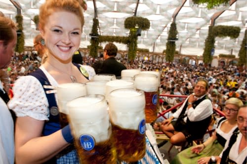 每年啤酒節都可以看見啤酒女郎在會場中穿梭發送啤酒。(圖片來源／flipkey）