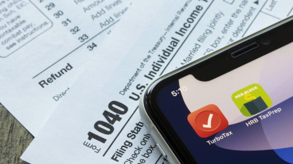 Tax form and mobile phone with e-filing apps. (Photo: Adobe Stock)