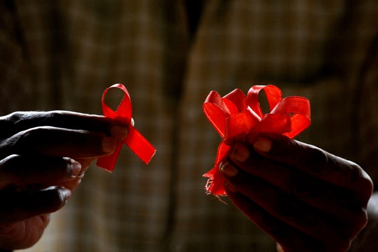 Una persona seropositiva prepraa unos lazos rojos el 30 de noviembre de 2015, víspera del Día Mundial del Sida, en la ciudad india de Bangalore (Manjunath Kiran)