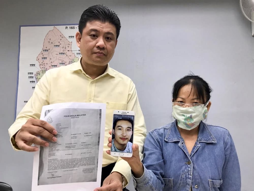 Stulang assemblyman Andrew Chen Kah Eng (left) with the victim identified only as Mrs Lee during the press conference held at the former’s service centre in Taman Maju Jaya in Johor Baru December 10, 2019. — Picture by Ben Tan