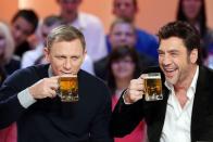 Auf einen gelungenen James-Bond-Film wie "Skyfall" darf man schon mal anstoßen: "007" Daniel Craig (links) und Javier Bardem trinken 2012 in der französischen TV-Sendung "Le grand journal". (Bild: Thomas Samson/AFP via Getty Images)