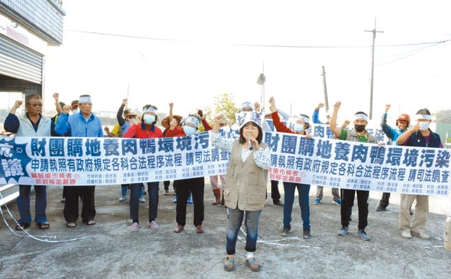 不滿地主欲強設養鴨場，萬丹鄉居民舉布條抗議。（林和生攝）