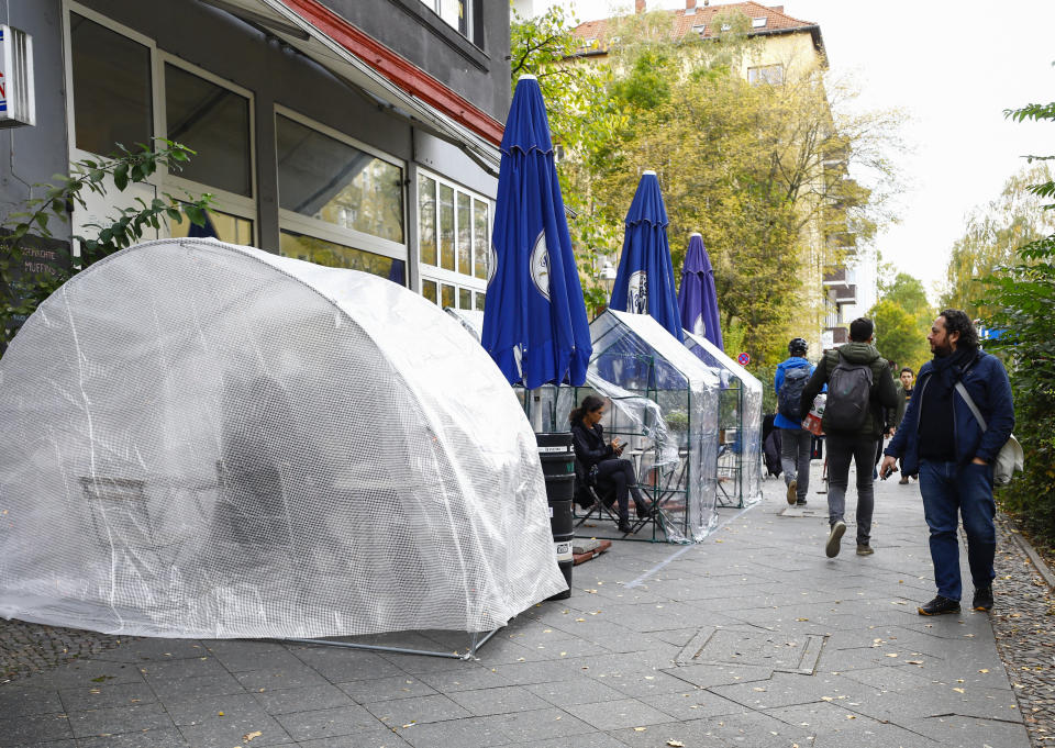 BERLIN, GERMANY - OCTOBER 24: Social distancing bubble tents are set up at the Cafe Tirree in Moabit neighborhood of Berlin, Germany on October 24, 2020. Transparent bubble tents are set up by owner of Cafe Tirree, Stefan Tirree for customers during autumn and winter seasons. Restaurant and cafe owners develop new methods to protect their customers from the novel coronavirus (COVID-19) pandemic. (Photo by Abdulhamid Hosbas/Anadolu Agency via Getty Images)