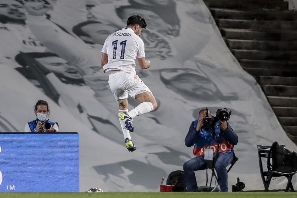 Marco Asensio celebra tras marcar el segundo gol del Real Madrid en el partido contra Liverpool por la Liga de Campeones, el martes 6 de abril de 2021, en Madrid. (AP Foto/Manu Fernández)