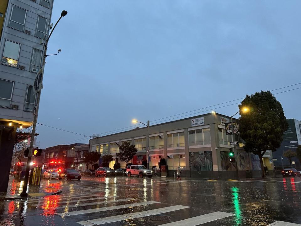 4日晚，暴風雨期間，舊金山易洪地區米慎區，消防車駛過。（記者李怡／攝影）