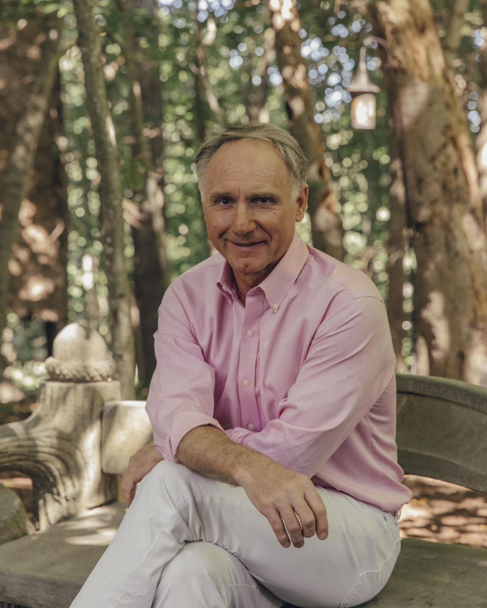 El autor Dan Brown en su casa de Rye Beach, Nuevo Hampshire, el 28 de agosto de 2020. (Cody O'Loughlin/The New York Times)