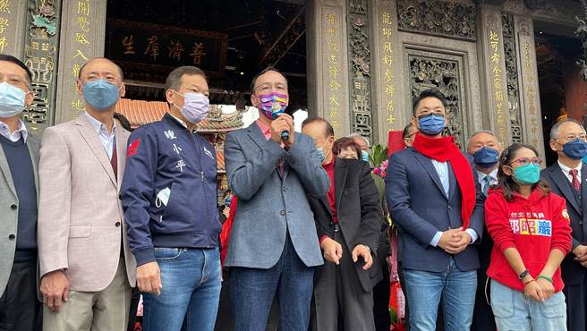 國民黨主席朱立倫和台北市長蔣萬安，今天到台北市龍山寺參拜。（朱立倫辦公室提供／游念育台北傳真）