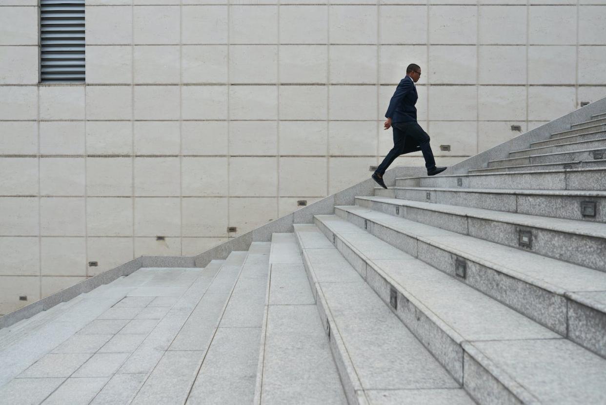 <a href="https://www.shutterstock.com/es/image-photo/entrepreneur-briefcase-running-stairs-he-late-794560129" rel="nofollow noopener" target="_blank" data-ylk="slk:Shutterstock / Dragon Images;elm:context_link;itc:0;sec:content-canvas" class="link ">Shutterstock / Dragon Images</a>