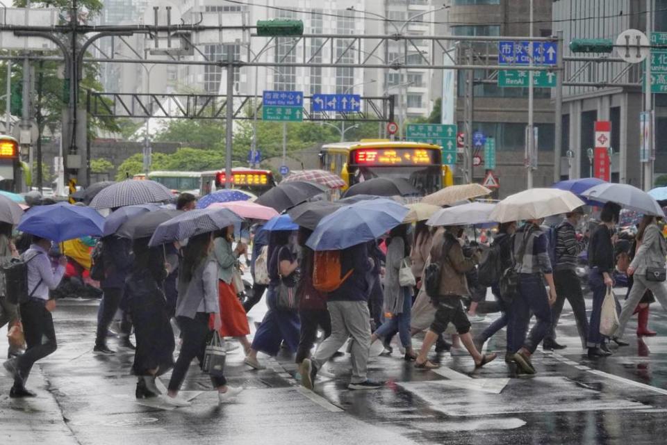 明天(21日)清晨至上午有鋒面掠過，中部以北降雨機率增加，午後中南部山區有零星短暫陣雨。(資料照/黃子明攝)