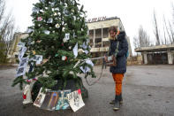 L'albero è stato installato nell'ambito di una campagna voluta dall'Associazione dei tour operator di Chernobyl. Ad addobbarlo sono stati gli ex residenti della cittadina, che hanno portato anche loro decorazioni. (AP Photo/Serhii Nuzhnenko)