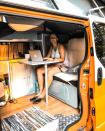 El Renault Trafic de @pelicancampers, una pareja de blogueros, cuenta con esta mesa portátil que les sirve como espacio de trabajo. (Foto: Instagram / <a href="http://www.instagram.com/pelicancampers/" rel="nofollow noopener" target="_blank" data-ylk="slk:@pelicancampers;elm:context_link;itc:0;sec:content-canvas" class="link ">@pelicancampers</a>).