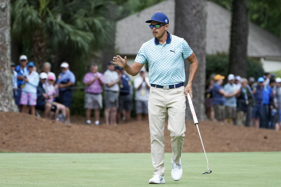 Rickie Fowler agradece a los aficionados después de un putt para birdie en la primera bodega durante la primera ronda del torneo de golf RBC Heritage.  Crédito obligatorio: David Yeazell-USA TODAY Sports