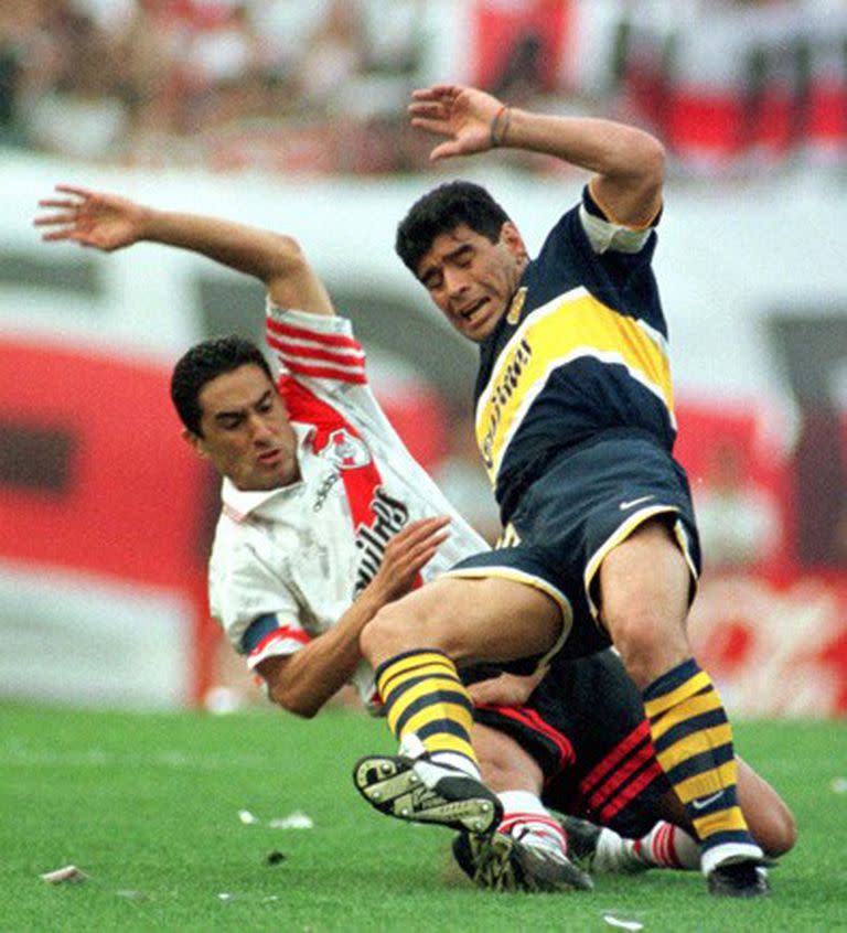 La última vez: Maradona jugó el último partido de su carrera en el Monumental en el éxito de Boca ante River. Aquí, lo marca Hernán Díaz.