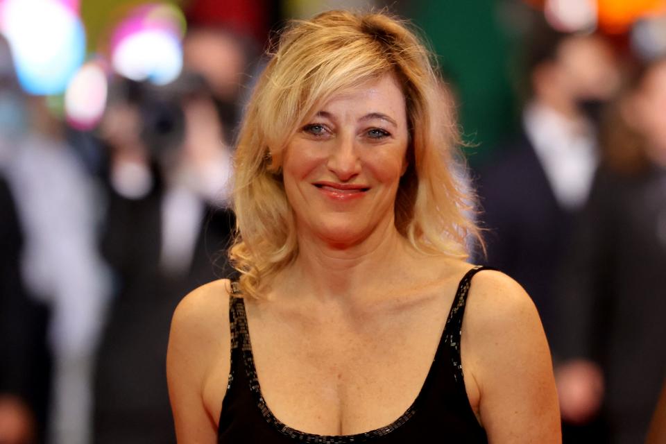 <p>10 ans plus tard, et après plusieurs rôles au cinéma, Valeria Bruni Tedeschi est à l'affiche du film de Laurence Ferreira <em>Les gens normaux n'ont rien d'exceptionnel</em>. Sa performance lui permet de décrocher le César du meilleur espoir féminin en 1994. (Photo by VALERY HACHE/AFP via Getty Images)</p> 