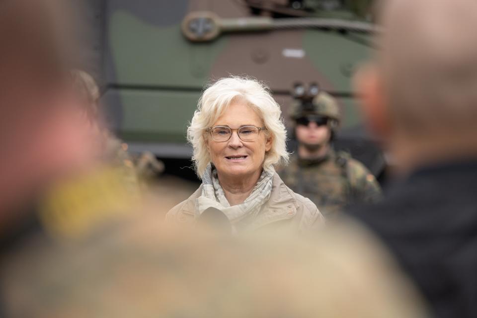Verteidigungsministerin Christine Lambrecht (SPD) bei einem Truppenbesuch. - Copyright: picture alliance/dpa | Mohssen Assanimoghaddam