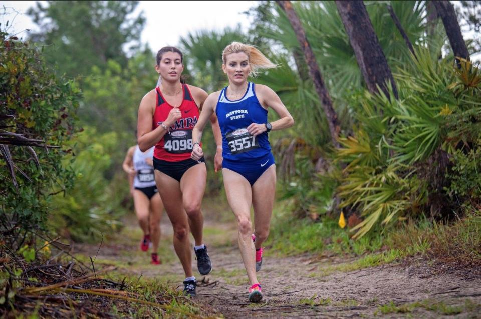 Daytona State College's Shannon Jones leads a pack of runners during cross country meet.