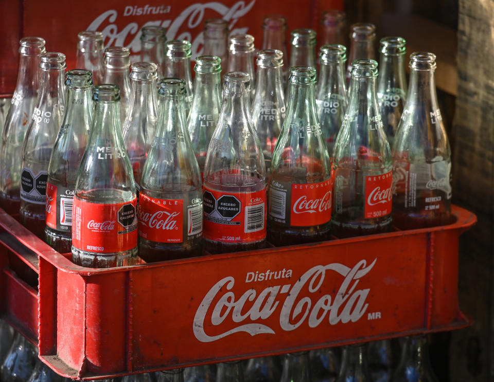 Los mexicanos beben de media unos 160 litros de Coca Cola por persona al año (Foto: Artur Widak/NurPhoto via Getty Images). 