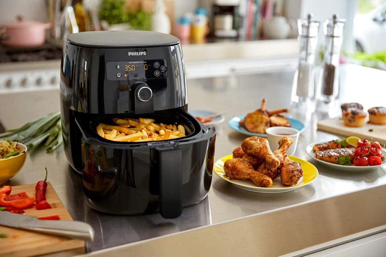 Save 52% on the Philips Digital Airfryer with Twin Turbostar Technology. Image via Amazon.
