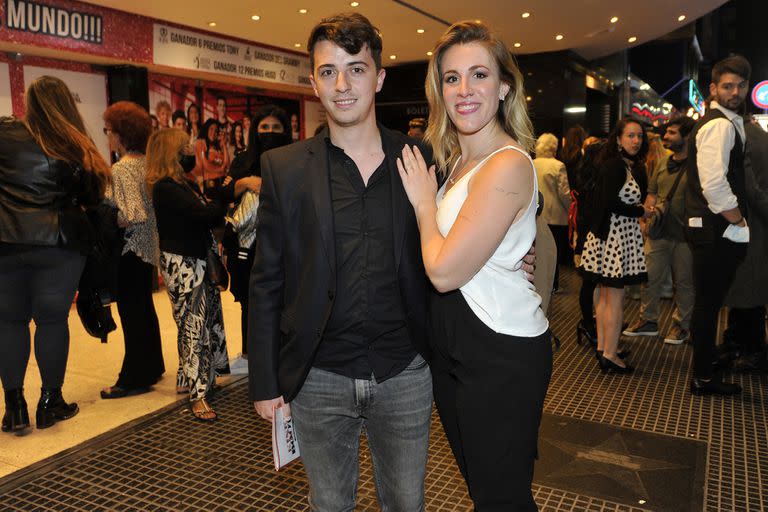 Después de la función, Laura Esquivel posó junto a su novio, Facundo Cedeira