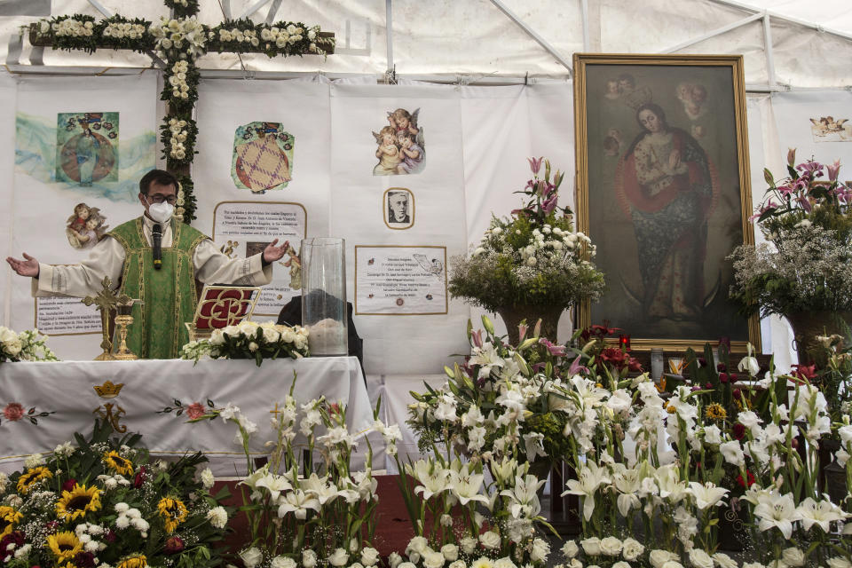 El padre Adrián Vázquez celebra misa en Santuario Parroquial de Nuestra Señora de los Ángeles, en Guerrero, Ciudad de México, el 7 de agosto del 2022. (Foto AP/Ginnette Riquelme)