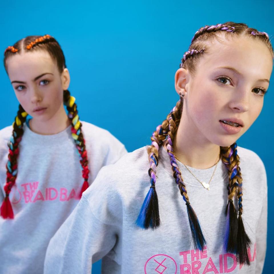 <p>La jeune femme n’en est pas à son premier coup d’essai. Elle avait déjà posé pour la marque britannique Braid Bar en 2017. Elle portait alors un appareil dentaire. Crédit photo : Instagram / Braid Bar </p>