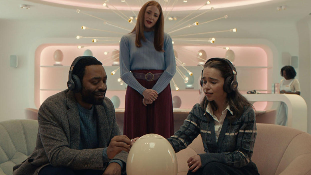  Emilia Clarke and Chiwetel Ejiofor in Pod Generation  