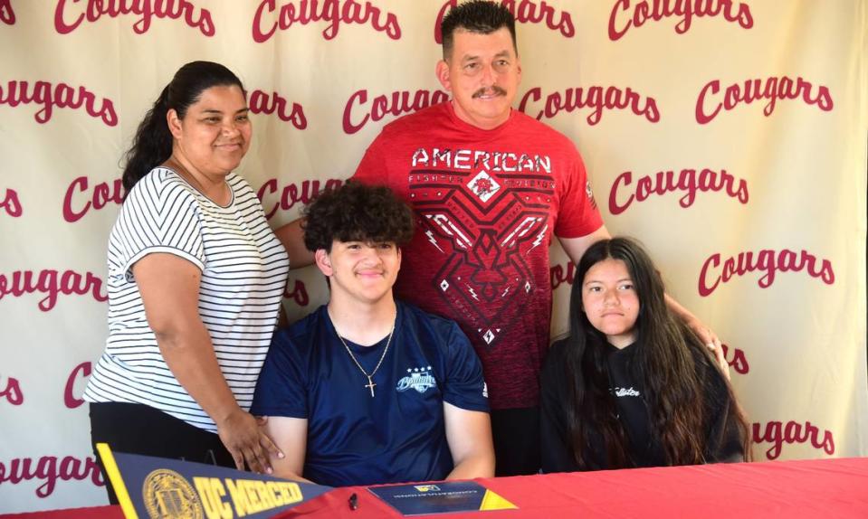 El alumno de último año de Golden Valley High Manuel Zarco-Zárate (centro) firmó su carta nacional de intención para jugar futbol en UC Merced. En la foto aparece con su madre, Maria Zárate; su padre Paul Zarco, y su hermana Nathalia Zarco-Zárate.