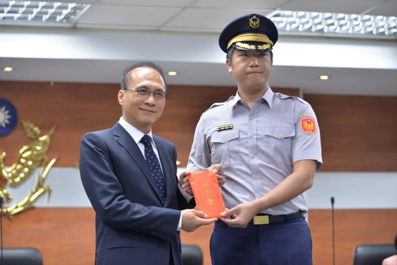 20160718-SMG0045-003-林全頒發獎金並表揚台北市政府警察局公共關係室警務正宋俊良。（甘岱民攝）.jpg