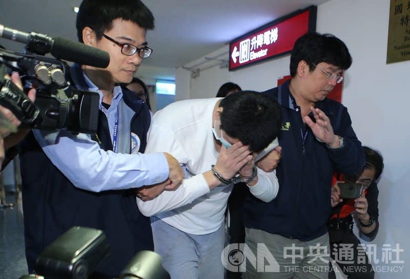 行竊民主進步黨中央黨部大樓的韓國籍男子趙準基(中）5日晚間遭遣返出境，他在登機前雙手掩面，低頭不語。（中央社）