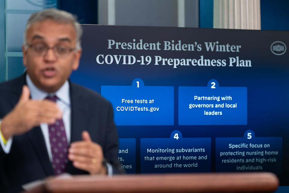 Ashish Jha, coordinador de respuesta a pandemias del gobierno de Biden, responde preguntas en la Casa Blanca en Washington el jueves 15 de diciembre de 2022. (Cheriss May/The New York Times)
