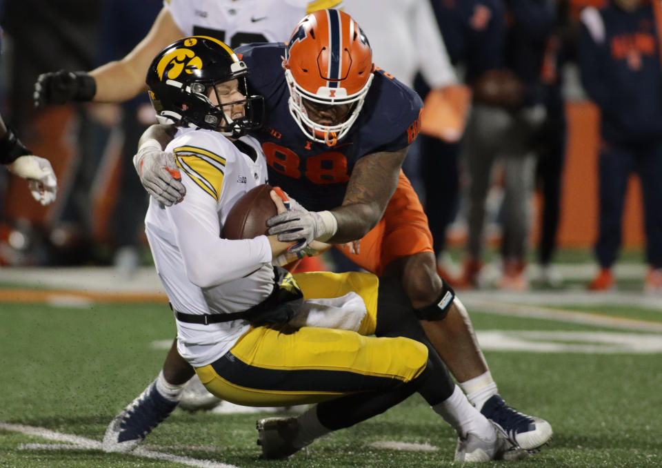 Oct 8, 2022; Champaign, Illinois, USA; Illinois Fighting Illini defensive lineman Keith Randolph Jr. (88) sacks Iowa Hawkeyes quarterback <a class="link " href="https://sports.yahoo.com/ncaaf/players/287441/" data-i13n="sec:content-canvas;subsec:anchor_text;elm:context_link" data-ylk="slk:Spencer Petras;sec:content-canvas;subsec:anchor_text;elm:context_link;itc:0">Spencer Petras</a> (7) during the first half at Memorial Stadium. Mandatory Credit: Ron Johnson-USA TODAY Sports