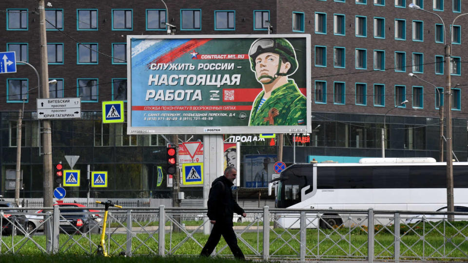 À Saint-Pétersbourg, ce panneau d’affichage fait la promotion du service militaire russe avec l’image d’un militaire et le slogan « Servir la Russie est un vrai travail ».