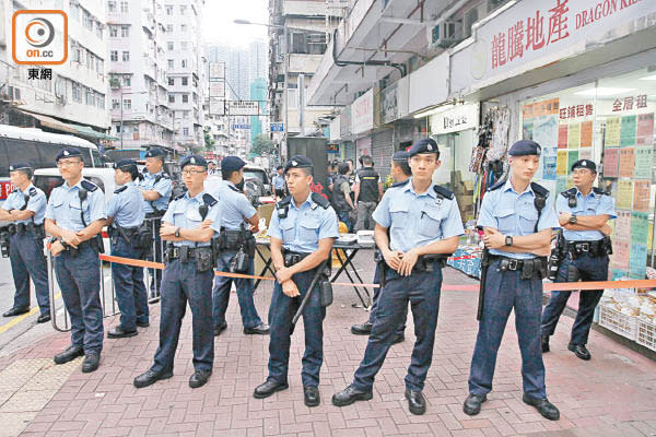 警員在「國難五金」店舖前設置封鎖線。（袁以諾攝）