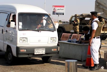 Police inspects cars entering the airport of the Red Sea resort of Sharm el-Sheikh, November 7, 2015. REUTERS/Asmaa Waguih