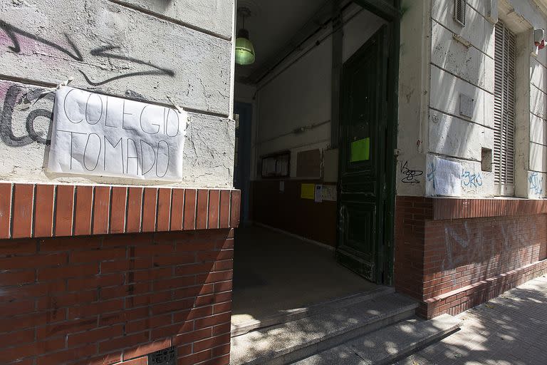 Toma en escuela de maestros número 5 de Barracas